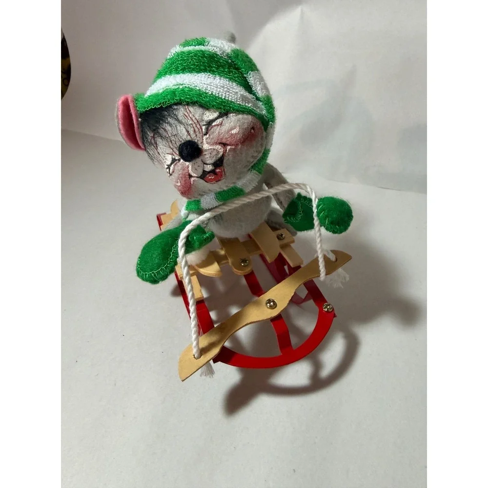 Annalee 1992 Grey Mouse on Wooden Sled Green Striped Hat Winter Holiday Doll‎